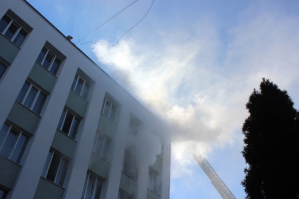 Сотрудники МЧС в Кобрине ликвидировали условный пожар и спасли людей из административного здания Сотрудники МЧС в Кобрине ликвидировали условный пожар и спасли людей из административного здания