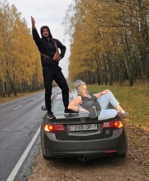 «Женщина-кошка» из Минска стала мемом. В автомобильных пабликах «пожар»