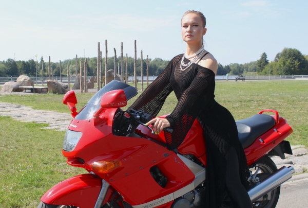 «Kawasaki разгоняется до 250 км/ч, но я с такой скоростью не езжу». Пообщались с создателем необычного Парка валунов в Бресте