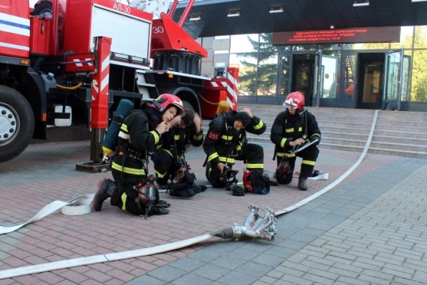 Сотрудники МЧС в Кобрине ликвидировали условный пожар и спасли людей из административного здания Сотрудники МЧС в Кобрине ликвидировали условный пожар и спасли людей из административного здания