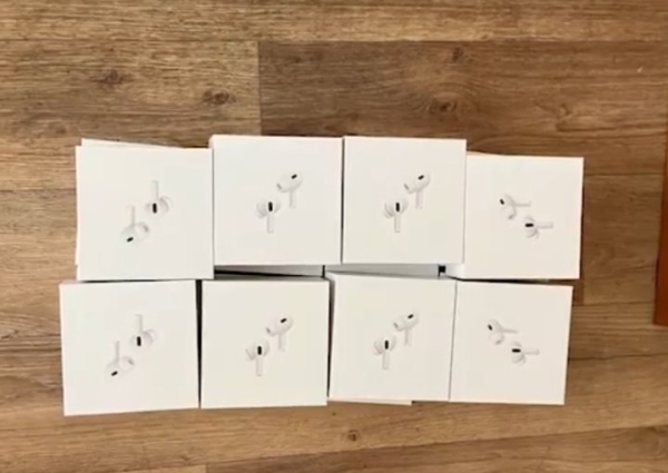 Бизнес провалился: у 19-летнего белоруса конфисковали наушники на десятки тысяч рублей Бизнес провалился: у 19-летнего белоруса конфисковали наушники на десятки тысяч рублей