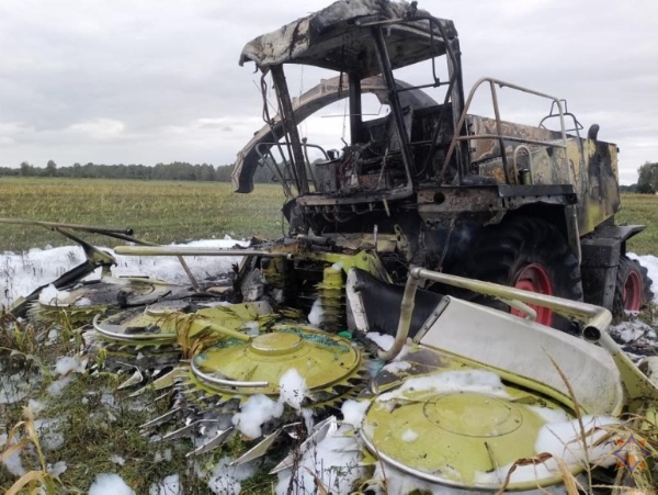 В Березовском районе загорелся кормоуборочный комбайн В Березовском районе загорелся кормоуборочный комбайн