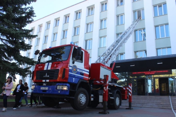 Сотрудники МЧС в Кобрине ликвидировали условный пожар и спасли людей из административного здания Сотрудники МЧС в Кобрине ликвидировали условный пожар и спасли людей из административного здания