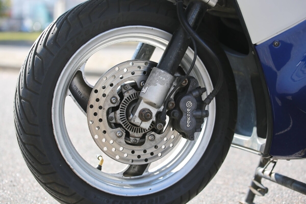 «Покупал за $2 200, но для меня — цены ему нет!» Белорус приобрёл редкий скутер BMW C1 «Покупал за $2 200, но для меня — цены ему нет!» Белорус приобрёл редкий скутер BMW C1