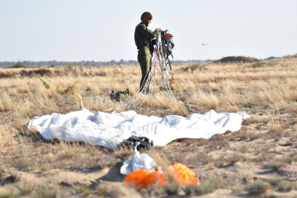 Под Брестом военнослужащие совершили прыжки с парашютом из самолета АН-2