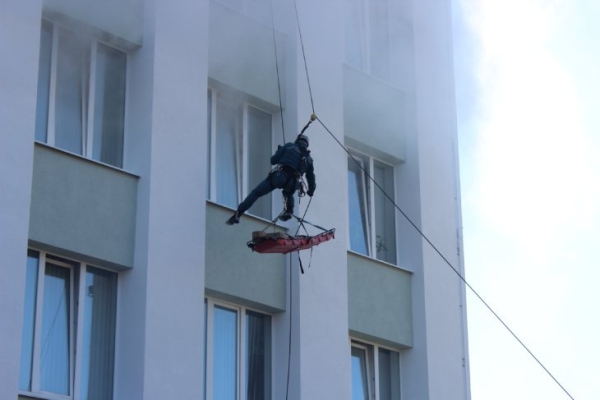 Сотрудники МЧС в Кобрине ликвидировали условный пожар и спасли людей из административного здания Сотрудники МЧС в Кобрине ликвидировали условный пожар и спасли людей из административного здания