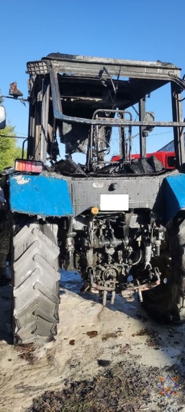 В Ивановском районе загорелся трактор В Ивановском районе загорелся трактор