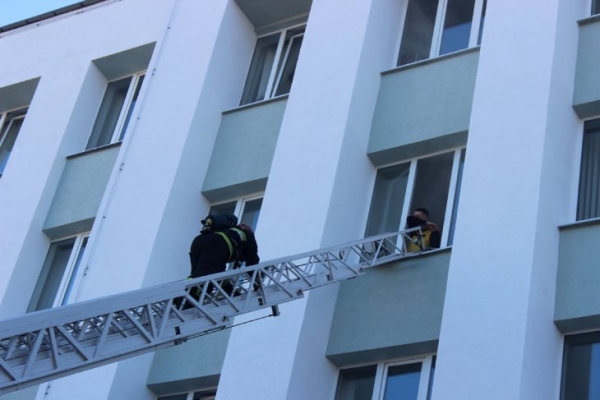 Сотрудники МЧС в Кобрине ликвидировали условный пожар и спасли людей из административного здания Сотрудники МЧС в Кобрине ликвидировали условный пожар и спасли людей из административного здания