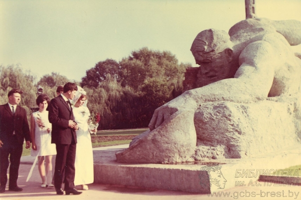 25 сентября 1971 был торжественно открыт мемориальный комплекс «Брестская крепость-герой» 25 сентября 1971 был торжественно открыт мемориальный комплекс «Брестская крепость-герой»