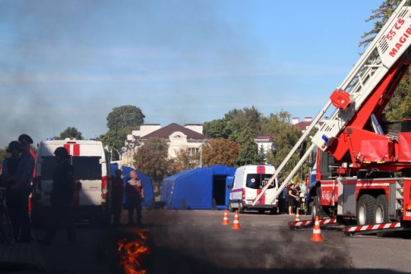 Сотрудники МЧС в Кобрине ликвидировали условный пожар и спасли людей из административного здания Сотрудники МЧС в Кобрине ликвидировали условный пожар и спасли людей из административного здания