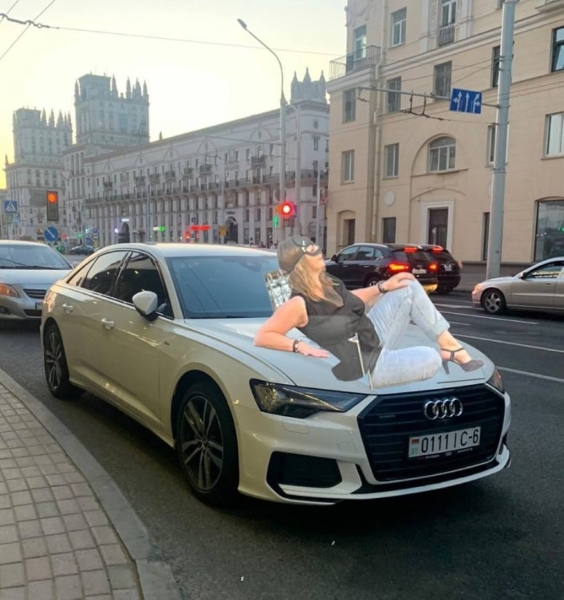 «Женщина-кошка» из Минска стала мемом. В автомобильных пабликах «пожар»