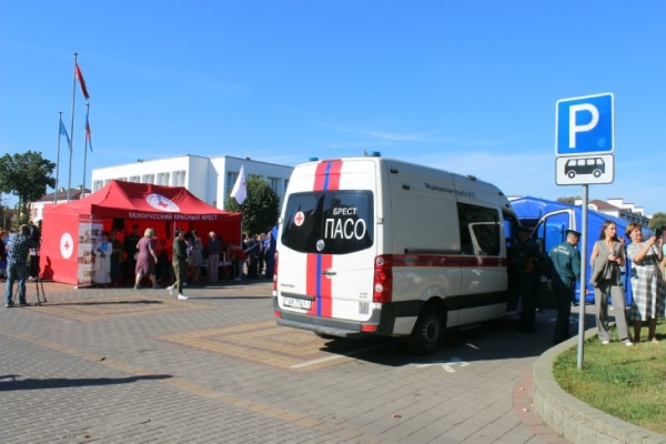 Сотрудники МЧС в Кобрине ликвидировали условный пожар и спасли людей из административного здания Сотрудники МЧС в Кобрине ликвидировали условный пожар и спасли людей из административного здания