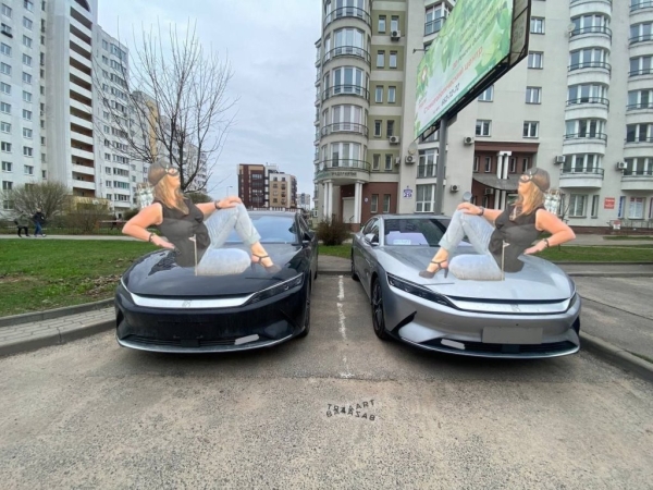 «Женщина-кошка» из Минска стала мемом. В автомобильных пабликах «пожар»