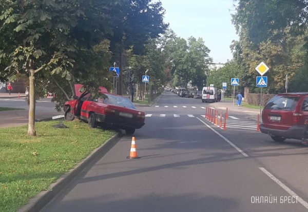 В Бресте пожилой водитель из-за плохого самочувствия попал в ДТП, врачи констатировали его смерть