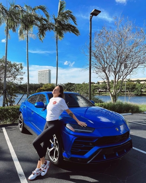 Первая ракетка мира белоруска Арина Соболенко похвасталась новым роскошным автомобилем. Сколько он стоит?