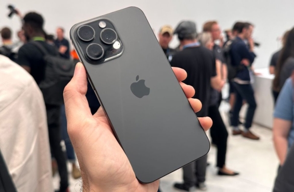 У iPhone 15 — очередная проблема, теперь с корпусом. Apple предложила оригинальный выход