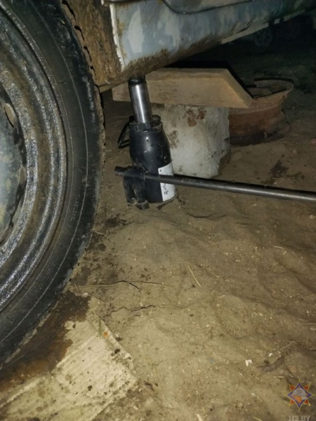 Renault Scenic упал на 56-летнего мужчину во время ремонта Renault Scenic упал на 56-летнего мужчину во время ремонта