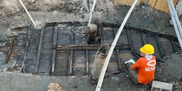 Строители случайно нашли лодку XIX века, заполненную артефактами