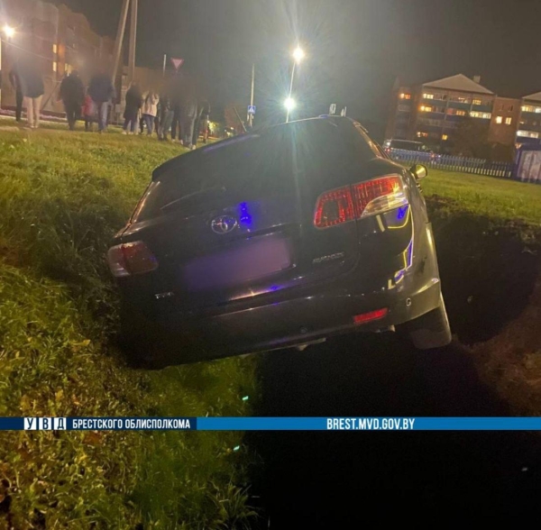 ДТП в Столине: автомобиль оказался в кювете