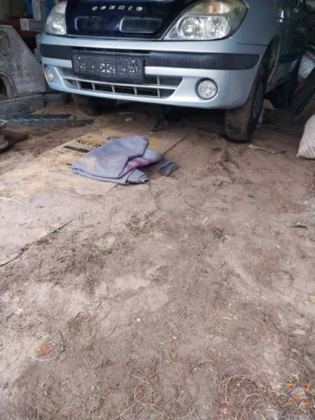 Renault Scenic упал на 56-летнего мужчину во время ремонта Renault Scenic упал на 56-летнего мужчину во время ремонта