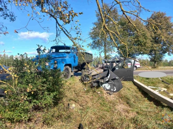 Страшная авария в Барановичском районе: появилось видео, как спасали пассажира BMW