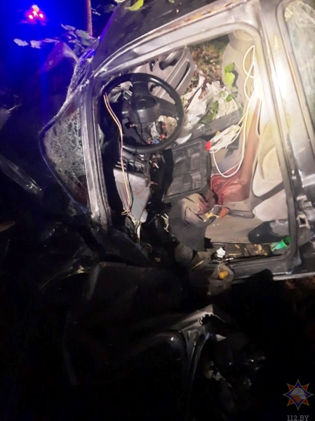 В Березовском районе машина съехала в кювет и врезалась в дерево В Березовском районе машина съехала в кювет и врезалась в дерево