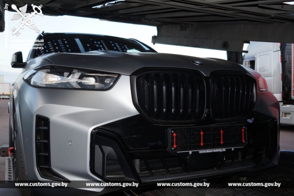 Через границу пытались провезти BMW примерно за 240 000 рублей. Стоимость оказалась занижена Через границу пытались провезти BMW примерно за 240 000 рублей. Стоимость оказалась занижена