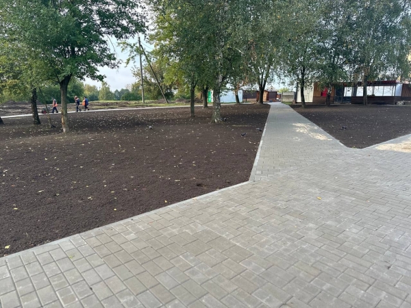 В Бресте завершают работы по обустройству новых дорожек в районе Набережной (за ЦУМом)