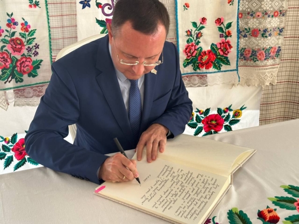 Глава Бреста побывал в школе, в которой учился сам и встретился с первой учительницей Глава Бреста побывал в школе, в которой учился сам и встретился с первой учительницей