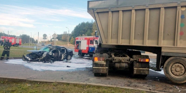 Едешь по городу и вдруг в лоб вылетает грузовик. Кошмарное ДТП попало на видео