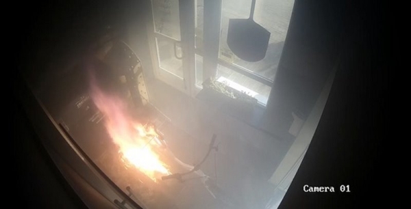 Незатушенный окурок в клумбе стал причиной серьезного пожара в ресторане Незатушенный окурок в клумбе стал причиной серьезного пожара в ресторане