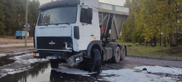 Едешь по городу и вдруг в лоб вылетает грузовик. Кошмарное ДТП попало на видео