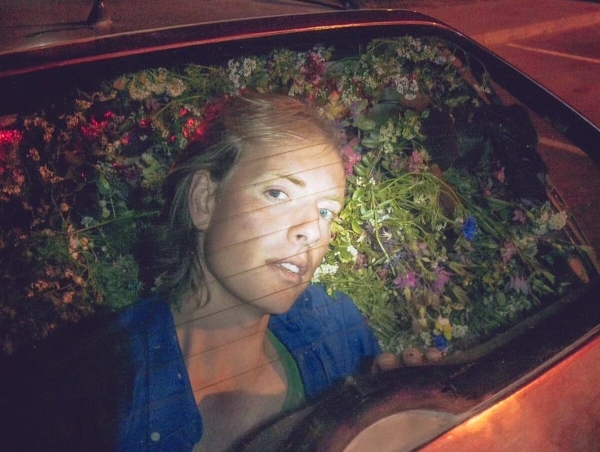 Брестчанин превратил VW Passat (B4) в «кветкамобиль» Брестчанин превратил VW Passat (B4) в «кветкамобиль»