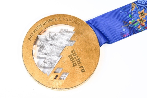 Дарья Домрачева подарила свою первую олимпийскую медаль музею НОК