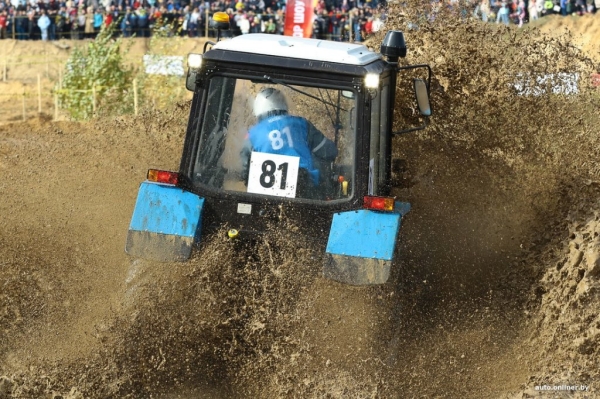 Такого вы еще не видели! Под Минском прошли гонки на тракторах