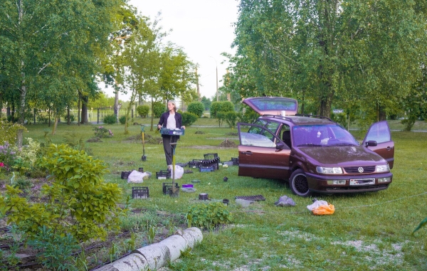 Брестчанин превратил VW Passat (B4) в «кветкамобиль» Брестчанин превратил VW Passat (B4) в «кветкамобиль»