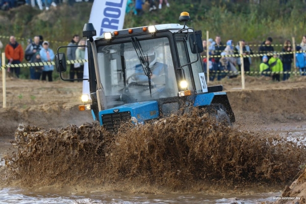 Такого вы еще не видели! Под Минском прошли гонки на тракторах