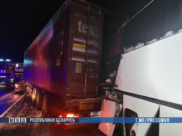 В Беларуси автобус столкнулся с фурой В Беларуси автобус столкнулся с фурой