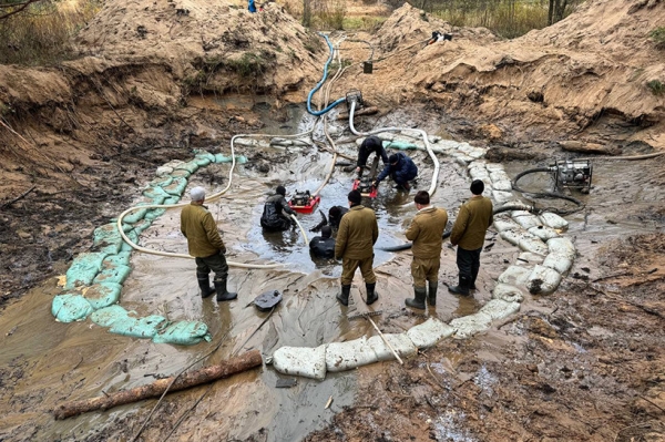 Этот тягач пролежал в реке в Гродненской области более 80 лет. Его вытянули наружу