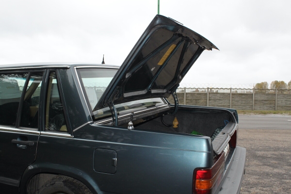 Настоящий «шведский чемодан»! На брестских улицах до сих пор ездит на неубиваемом Volvo 740 GL