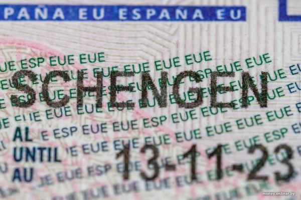 «Шенген» будут оформлять по-новому: без визита в посольство и наклейки в паспорте