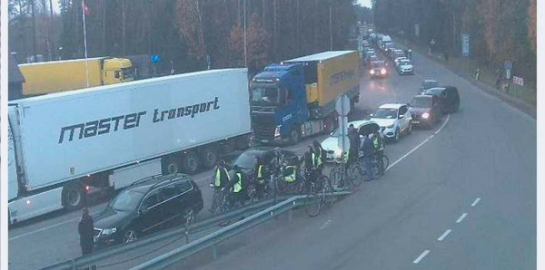 Очередные изменения? На литовской границе велосипедисты стоят в общей очереди с авто