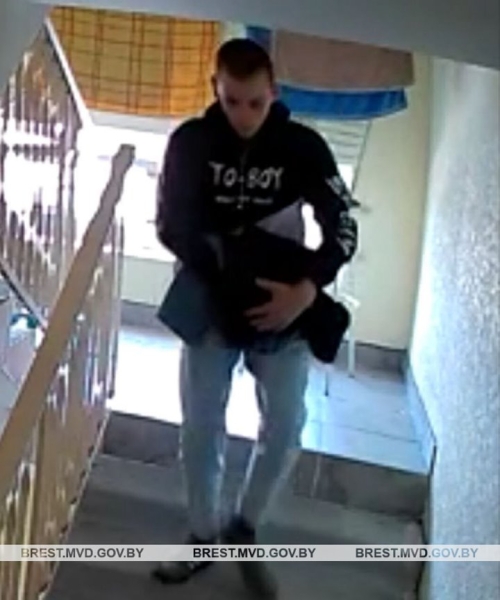 В Бресте милиция устанавливает личность мужчины. Находился в подъезде дома на ул. Грибоедова