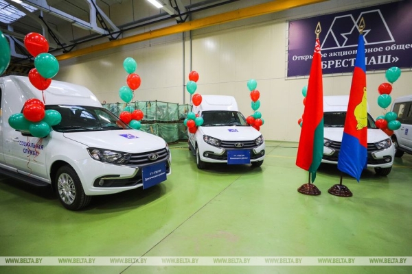 Спецавтомобили для социального обслуживания передали пяти ТЦСОН и дому-интернату в Брестской области