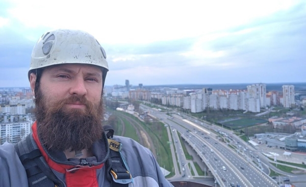 «У меня тоже иногда кровь стынет в жилах». Промышленный альпинист рассказал о своей работе и заработке «У меня тоже иногда кровь стынет в жилах». Промышленный альпинист рассказал о своей работе и заработке