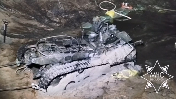 Этот тягач пролежал в реке в Гродненской области более 80 лет. Его вытянули наружу