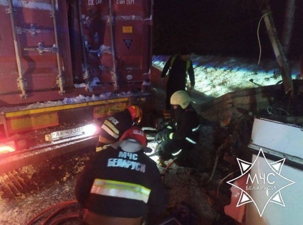 В Беларуси автобус столкнулся с фурой В Беларуси автобус столкнулся с фурой