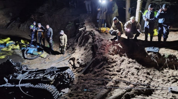 Этот тягач пролежал в реке в Гродненской области более 80 лет. Его вытянули наружу