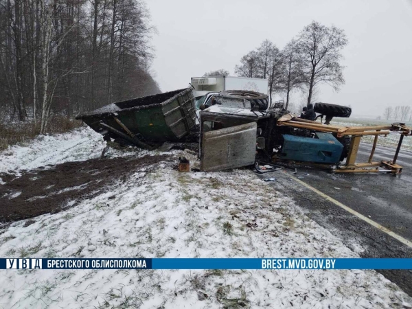 Брестчанин на фургоне врезался в трактор Брестчанин на фургоне врезался в трактор