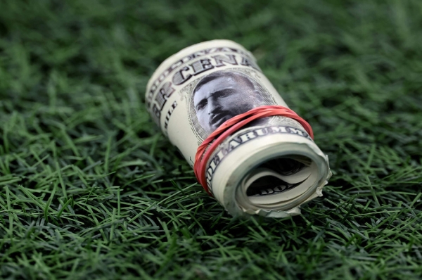 Фанаты во время матча забросали вратаря «деньгами». Что это значило?